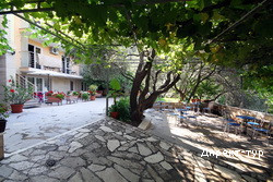 Sara_entrance